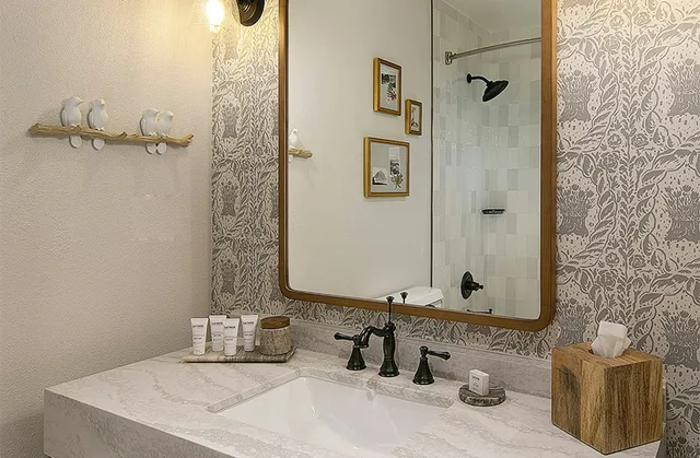 غرفة بسريرين كوين بشرفة بإطلالة جزئية على البحر، Fireside Inn On Moonstone Beach 5/5