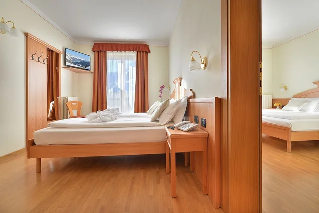 2 Bedrooms, Comfort, Quadruple, Double and Twin Beds, Mountain View, 2 Bathrooms، HOTEL INTERALPEN 1/2