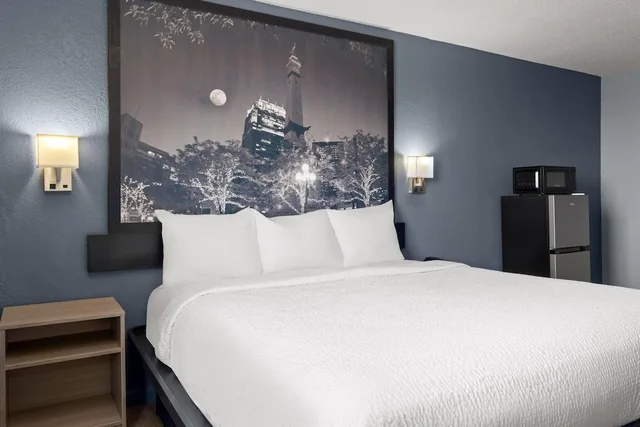 غرفة بسرير كينج لذوي الإعاقة، Super 8 by Wyndham Fort Wayne 1/7