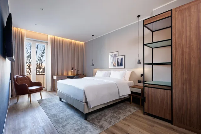 جناح بسرير كينج مع أريكة، Radisson Hotel Ferrara 1/3