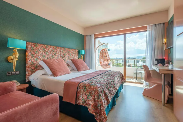 غرفة كومفورت ثلاثية بسرير مزدوج، NYX Hotel Ibiza - Adults Only 1/2