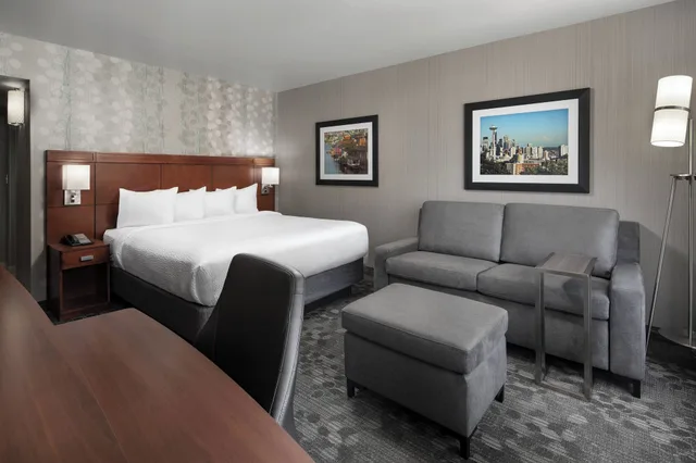 غرفة بسرير كينج مع أريكة، Courtyard By Marriott Seattle Downtown Lake Union 3/8