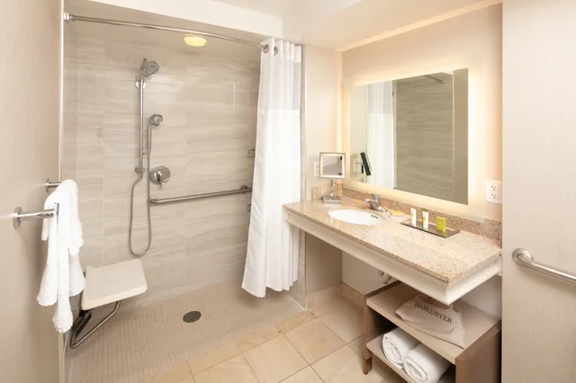 غرفة قياسية بسريرين كوين، Hilton Madison Monona Terrace 3/3