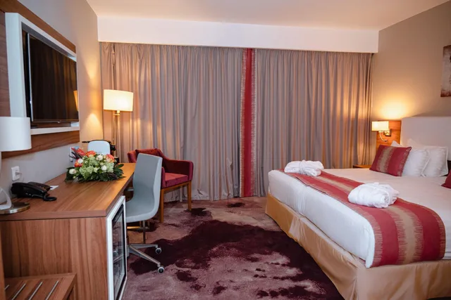 Room, Queen Bed, Ramada Plaza by Wyndham Craiova 3/5