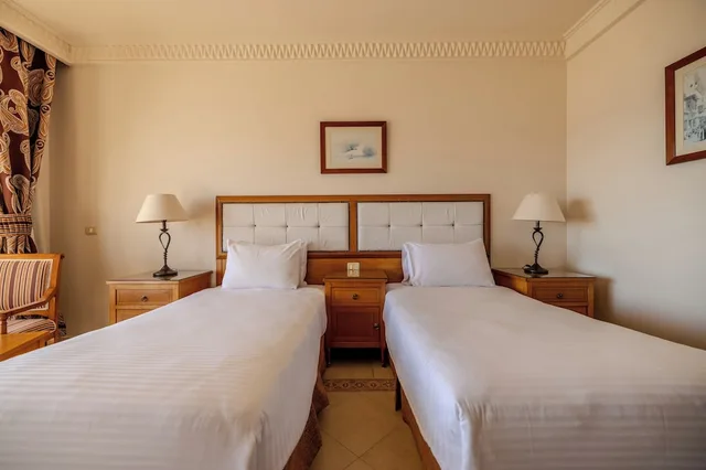 غرفة قياسية بسريرين منفصلين بشرفة، Continental Plaza Beach Resort 3/6