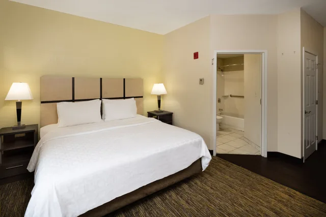 جناح استوديو بسرير كينج، Candlewood Suites Windsor Locks Bradley Arpt 2/3