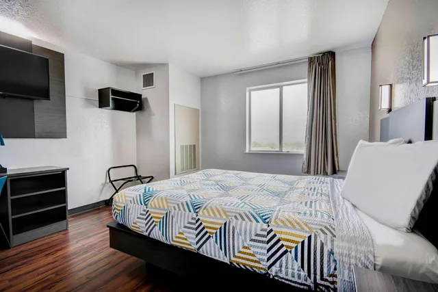 1 Queen Bed - Mob Acc RI Shwr Nsmk Micfridg، Motel6 San Antonio, TX - Sea World North 6/10