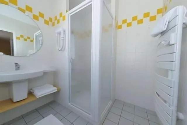 غرفة قياسية بسرير كوين بشرفة، Logis Hotel Le Robinson 5/5