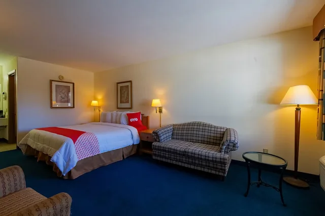 غرفة بسرير كينج، Hotel O Eureka Springs - Christ of Ozark Area 10/10