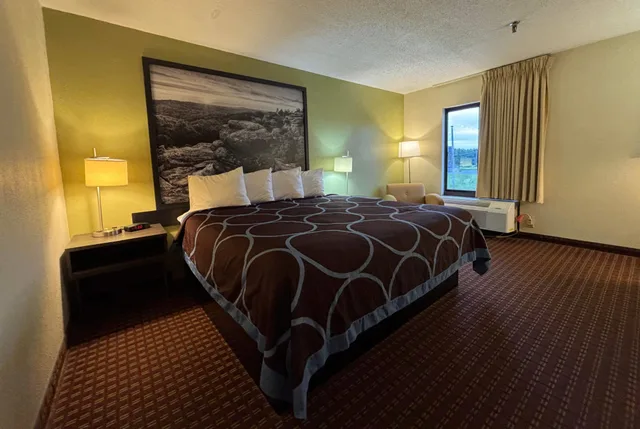 Room, King Bed, Super 8 By Wyndham Metropolis 2/4