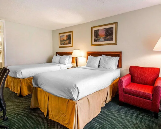 غرفة بسريرين مزدوجين، Clarion Inn & Suites Dothan South 2/3