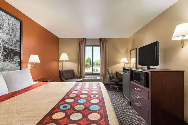 غرفة قياسية بسرير كينج، Super 8 By Wyndham Germantown/Milwaukee 2/4