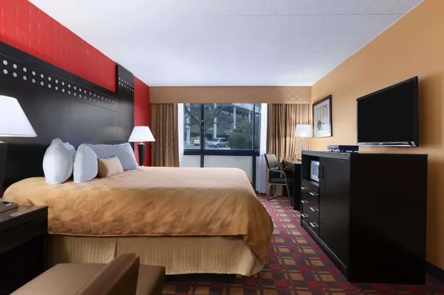 غرفة بسرير كينج لذوي الإعاقة، Ramada By Wyndham Rochelle Park Near Paramus 2/7