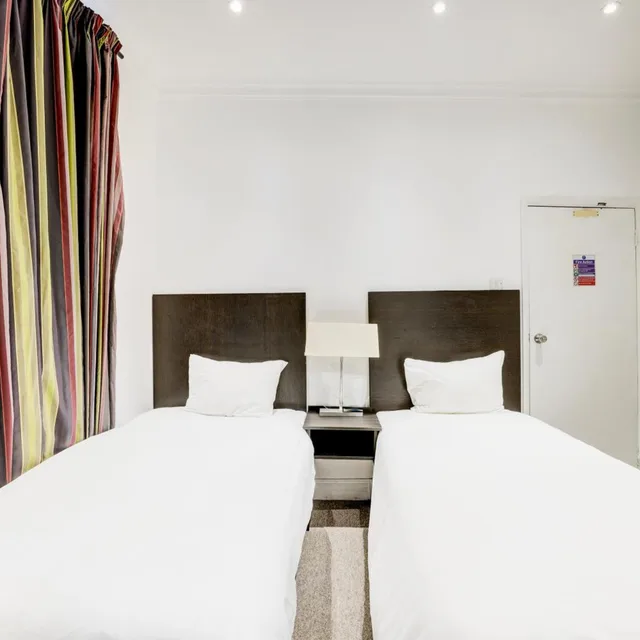 غرفة قياسية رباعية بسرير فردي، London Shelton Hotel, Finsbury Park 1/5