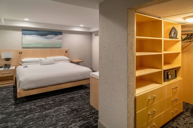 Club, Suite, King Bed, Sofa, Delta Hotels Huntington Downtown 3/5