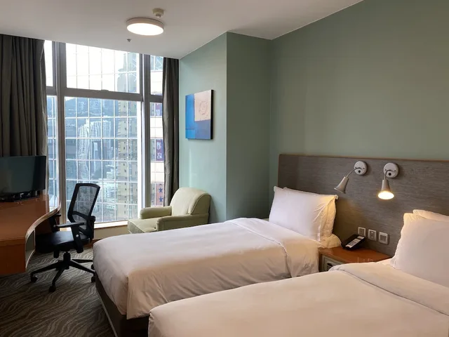 غرفة قياسية بسريرين منفصلين في طابق مرتفع، Holiday Inn Express Causeway Bay Hong Kong 4/7