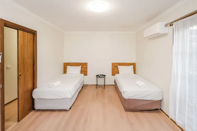 2 Bedrooms, Apartment, Queen and Twin Beds, Private Garden, Sofa، Yarra Valley Motel 1/5