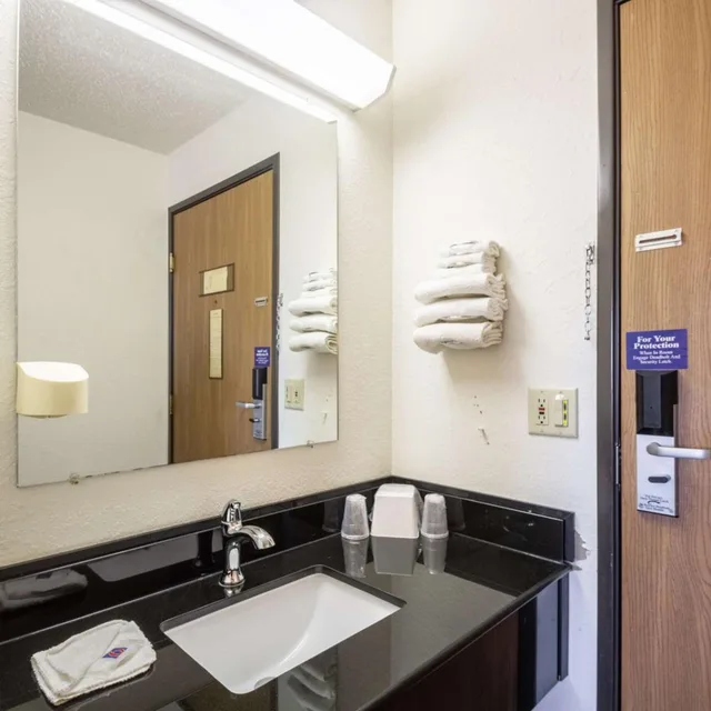 غرفة بسرير كوين لغير المدخنين، Motel6 Saukville, WI 10/10