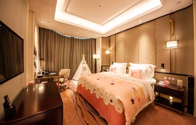 Elegant, Family, King Bed، Wyndham Hotel Qingdao 1/3