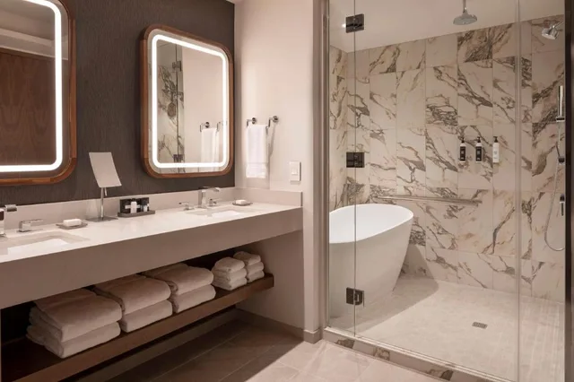 جناح بسرير كينج بإطلالة على الجبل بغرفتين لذوي الإعاقة، Caesars Republic Scottsdale, a Hilton Hotel 2/2