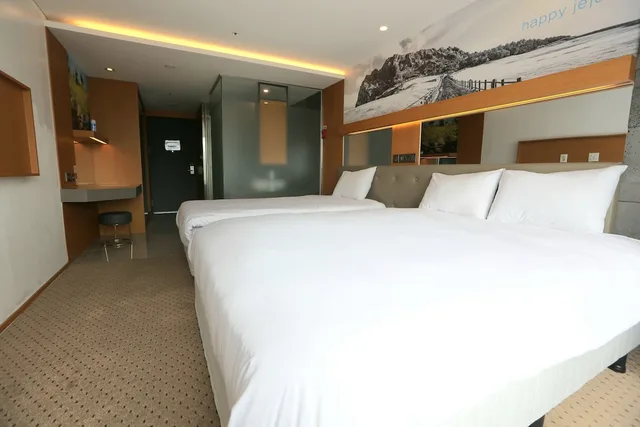 غرفة ديلوكس بسرير مزدوج وسرير فردي، Asia Hotel Jeju 3/6