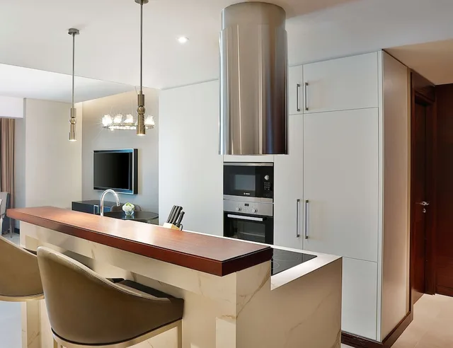 جناح ديلوكس بسرير كينج بشرفة بغرفتي نوم، Hilton Doha The Pearl Residences 6/6