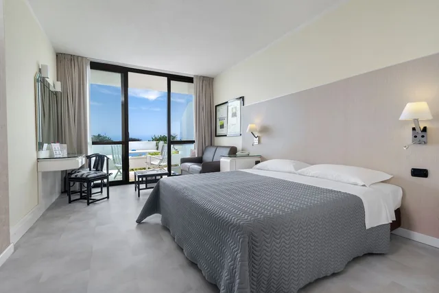 غرفة قياسية ثلاثية بسريرين منفصلين مع أريكة، Grand Hotel Pianeta Maratea 1/7