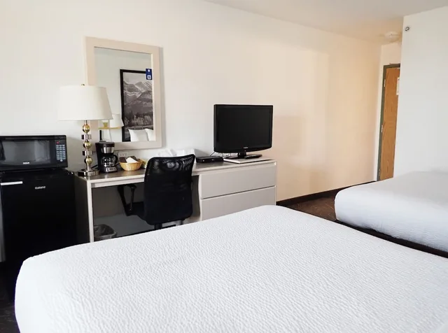 Drive Up, Deluxe, 2 Queen Beds, Pet Friendly, Ground Floor، Days Inn by Wyndham Taber 4/5