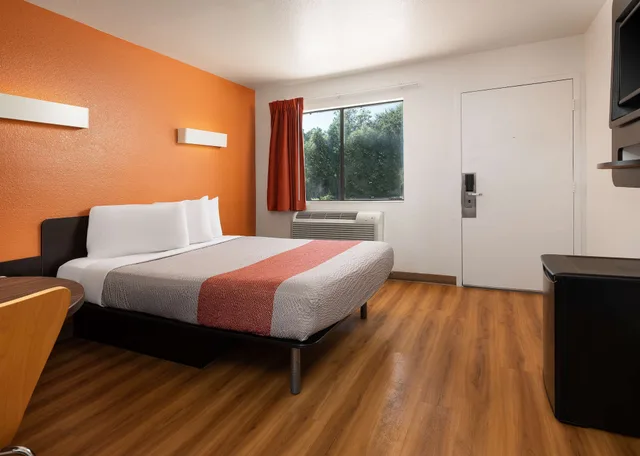 غرفة بريميوم بسرير كوين، Motel6 Temecula, CA - Historic Old Town 4/5