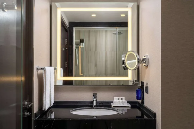 غرفة قياسية بسرير كوين، Radisson Blu Leogrand Hotel 2/3