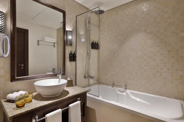 غرفة ديلوكس بسريرين منفصلين بإطلالة لذوي الإعاقة، Aldhafra Resort, Vignette Collection, an IHG Hotel 3/7