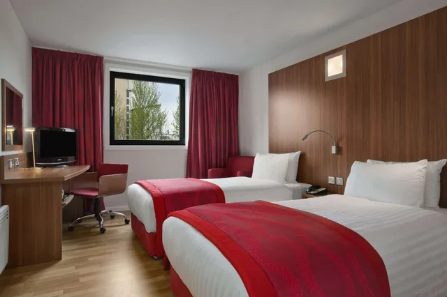 غرفة بسريرين منفصلين، Ramada Encore by Wyndham Newcastle-Gateshead 1/1