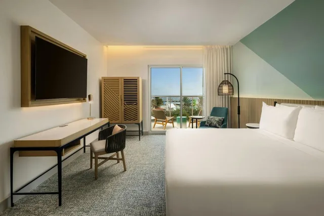جناح بسرير كينج بإطلالة على المسبح بشرفة بغرفة نوم واحدة، Courtyard by Marriott Curacao 1/4