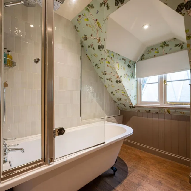 Family, Shared Bathroom, The Swan 8/9