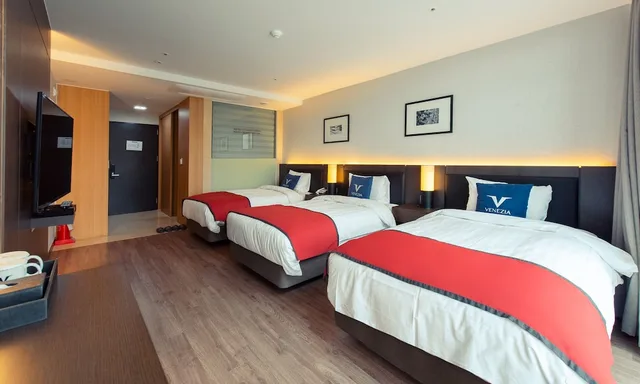 غرفة سوبيريور ثلاثية بثلاثة أسرّة بإطلالة على البحر، Yeosu Venezia Hotel & Suites 2/6