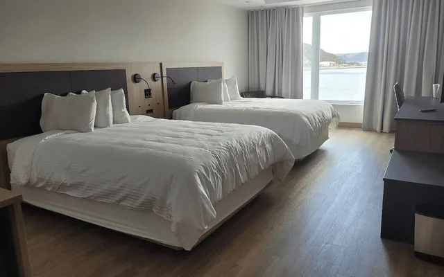 غرفة سوبيريور بسريرين كوين بإطلالة على البحر، HOTEL LE MANOIR 1/1