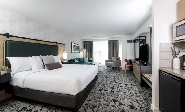 استوديو ديلوكس بسرير كينج، Crystal Lodge Hotel Whistler 1/2