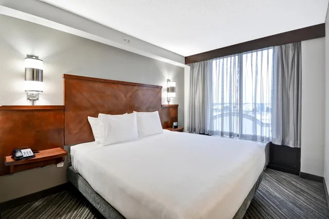 غرفة بسرير كينج مع أريكة، Hyatt Place Baton Rouge Interstate 10 2/7