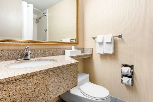 غرفة بسرير كينج بمطبخ صغير، Quality Inn & Suites Charleston - Civic Center 4/4