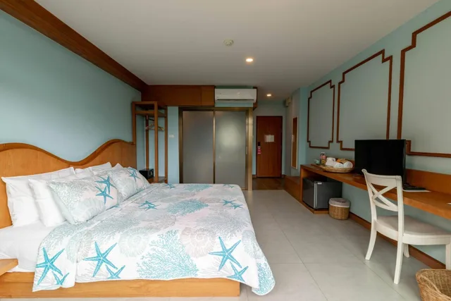 Premier Pool Town View، ROYAL PINEAPPLE HOTEL a welcome to wealth and good fortune 5/7