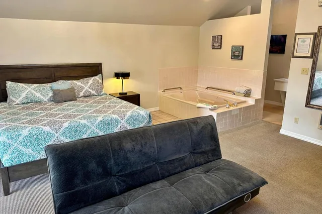 Bridal, Suite, Futon Bed, King Bed، Soap Lake Resort, a Dazzler Select by Wyndham 2/4