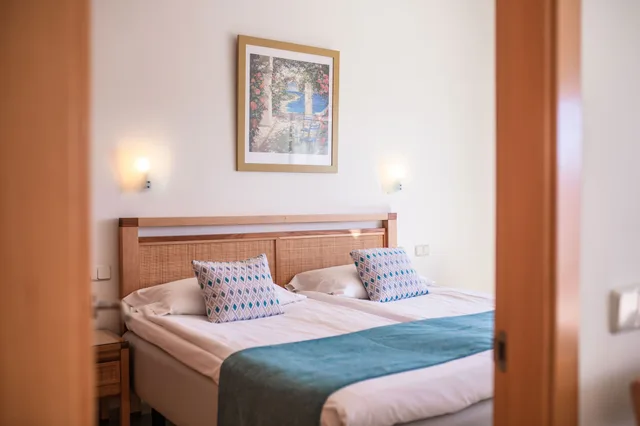 شقة ملكية بشرفة مفردة بسريرين منفصلين بإطلالة جزئية على البحر مع أريكة، Servatur Terrazamar & Sun Suite 2/6
