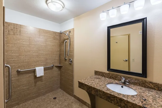 غرفة ديلوكس بسرير كينج لذوي الإعاقة، Motel6 Joshua, TX 8/8