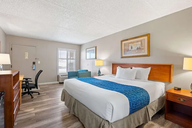 غرفة قياسية بسرير كينج، Travelodge by Wyndham Pueblo 2/8