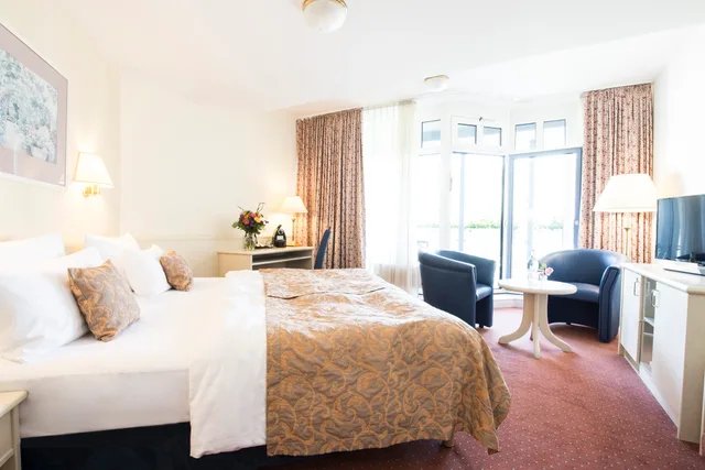 جناح جونيور، Hoteltraube Rudesheim 1/2