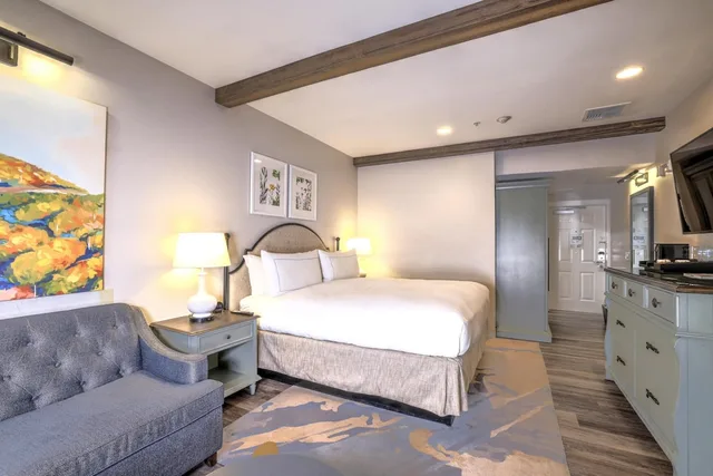 غرفة بسرير كينج بإطلالة على الفناء بشرفة، The Lodge at Healdsburg, tapestry Collection by Hilton 1/1