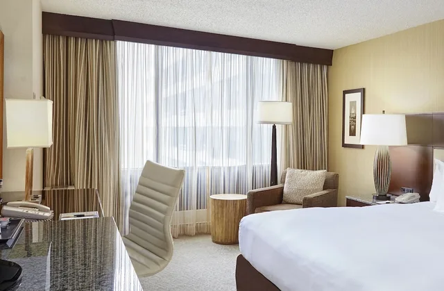 جناح عصري بسرير كينج بشرفة بغرفة نوم واحدة، Doubletree By Hilton Hotel Washington Dc Crystal City 3/5
