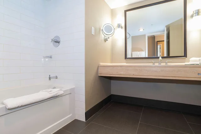 Grand, Premium, King Bed, Top Floor, Sandman Signature Edmonton Downtown Hotel 6/6