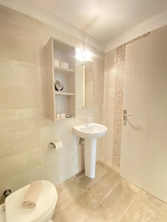 غرفة بريميوم بسرير كوين، Tins Hotel City 5/6