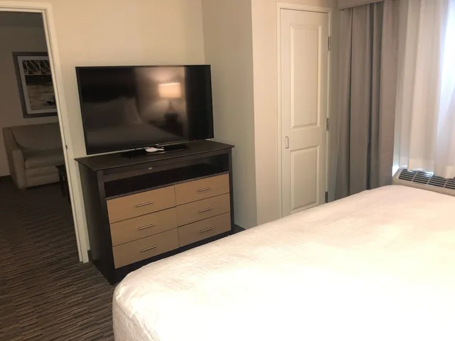 جناح سوبيريور بسرير كينج بغرفة نوم واحدة مع أريكة، GrandStay Hotel & Suites Rock Valley 2/3